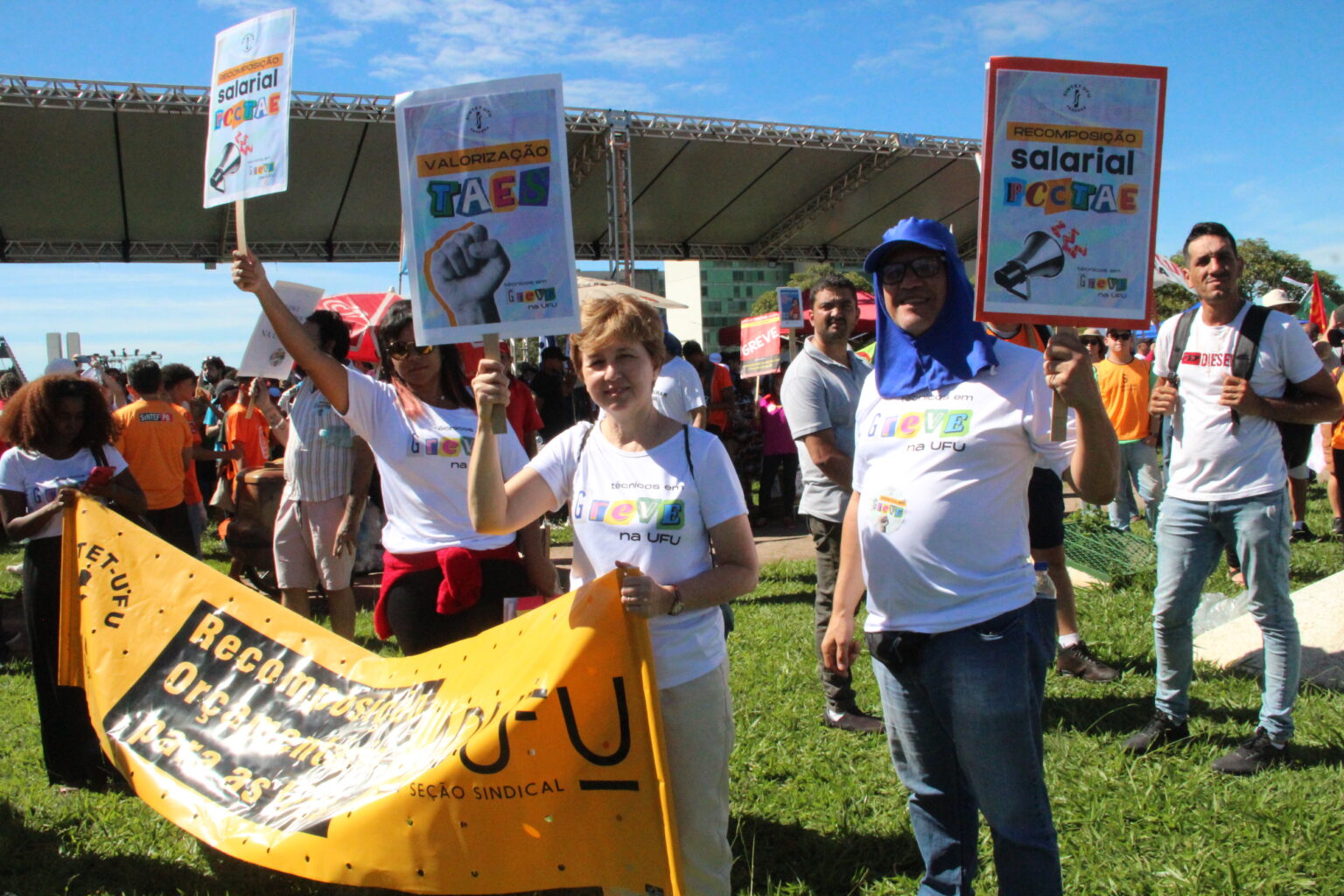 MARCHA NA ESPLANADA DOS MINISTÉRIOS REÚNE MILHARES DE SERVIDORAS E