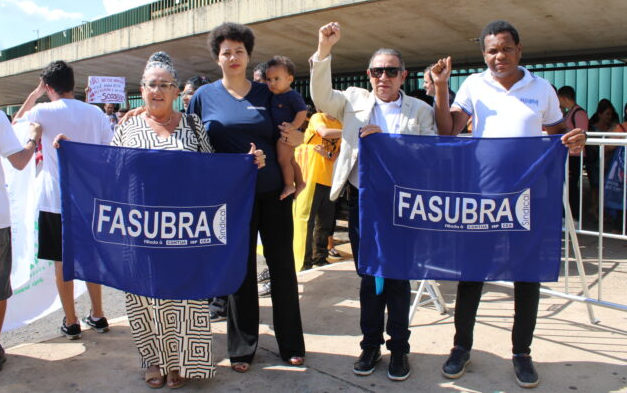 Faculdade de Direito da UFMG amanhece ocupada por alunos contra impeachment