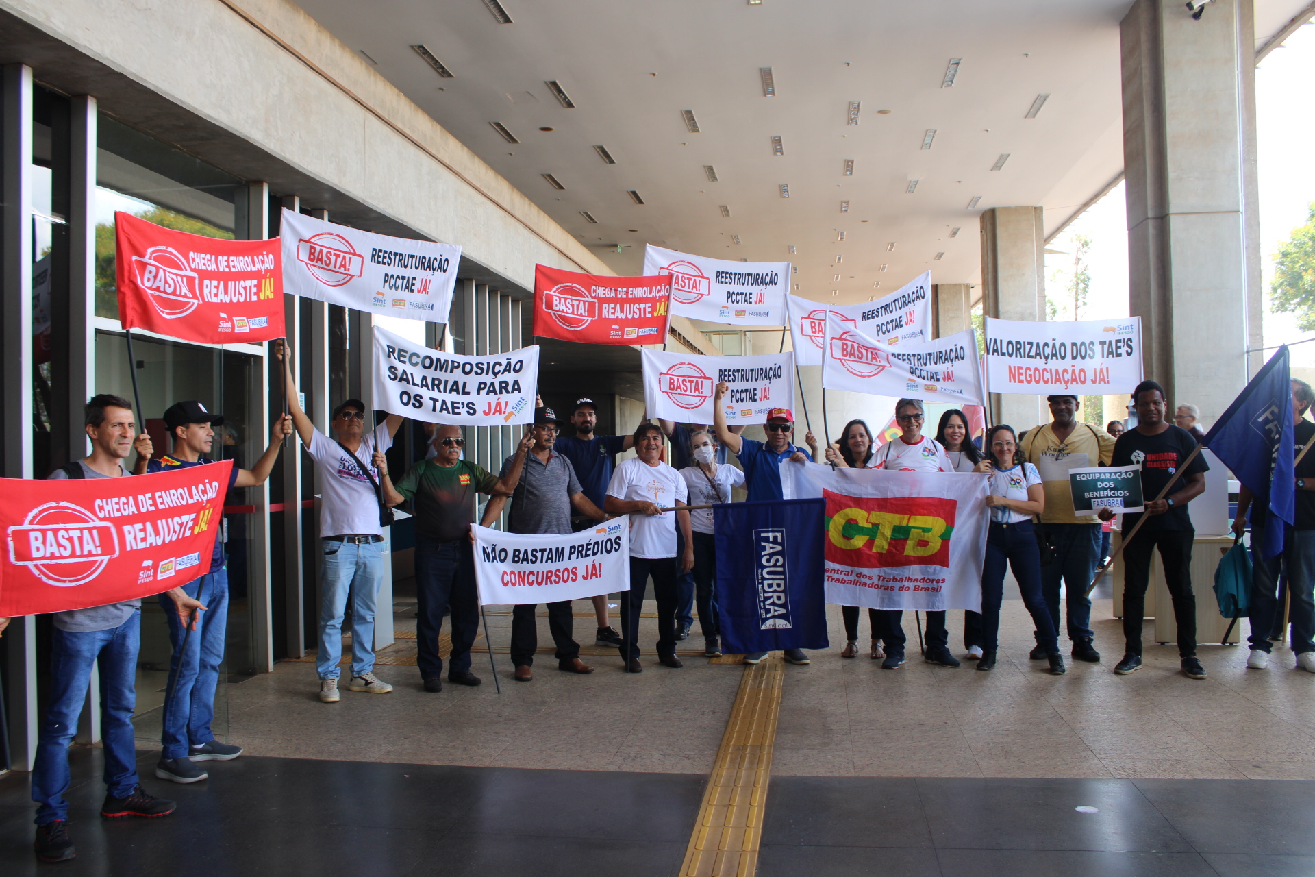 Faculdade de Direito da UFMG amanhece ocupada por alunos contra impeachment  - Rede Brasil Atual